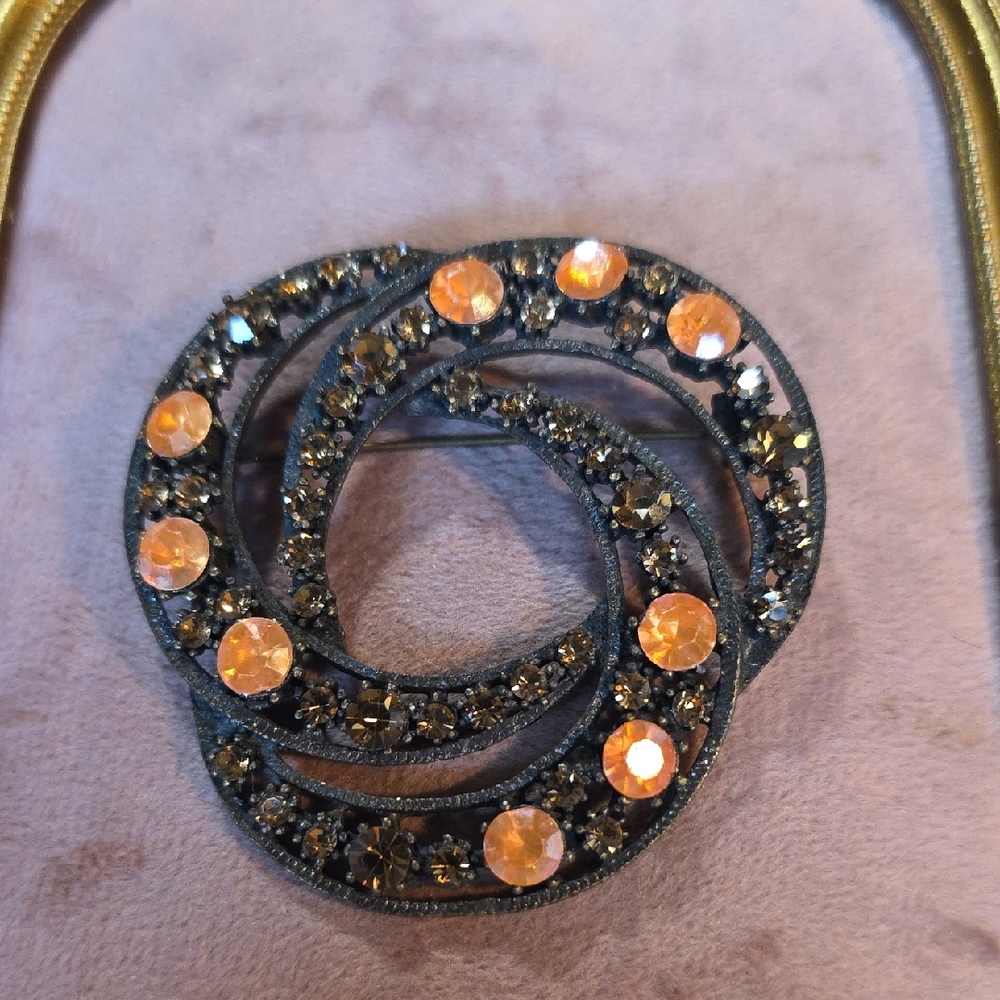 Vintage Unsigned Florenza Japanned Metal Brooch